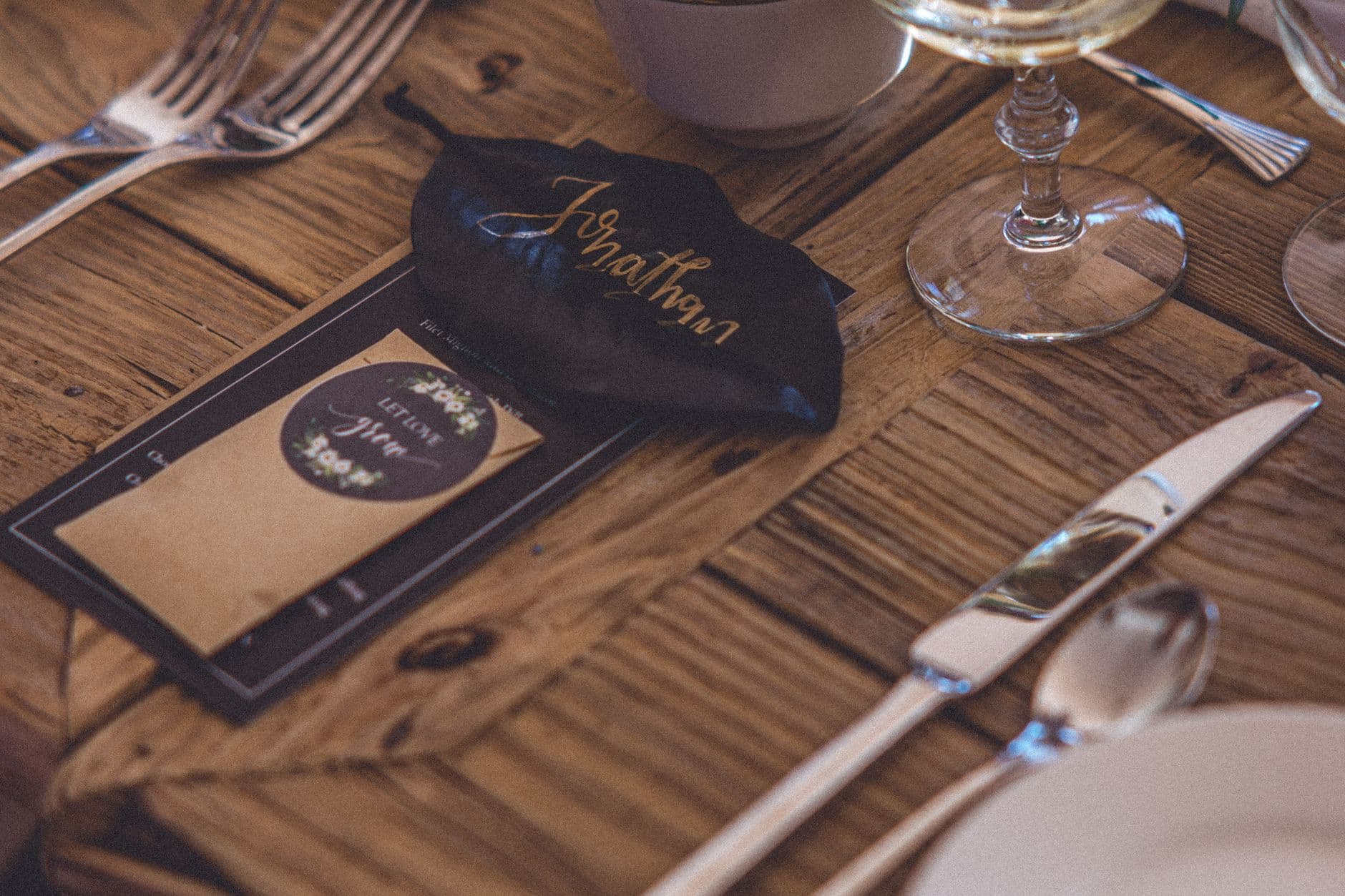 Düğün masasında isim kartı ve zarif sofra düzeni
