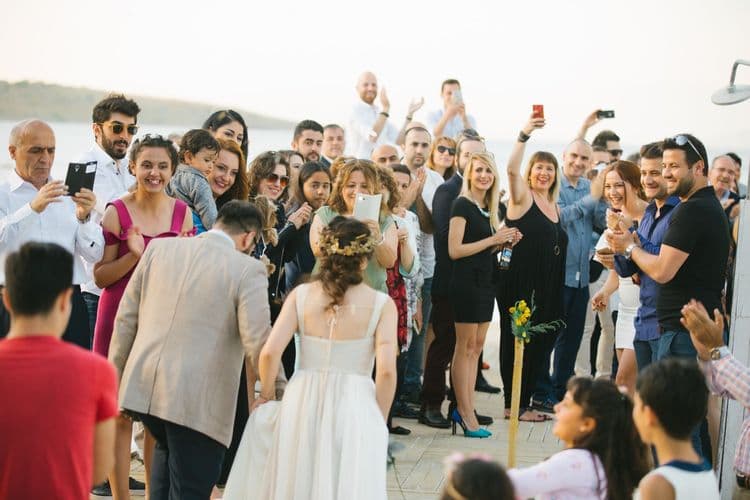 Düğünde Canlı Fotoğraf Duvarı Nasıl Yapılır? Misafir Fotoğraflarını Anında Ekrana Yansıtma — Yaratıcı Fikirler kategorisinde blog yazısı
