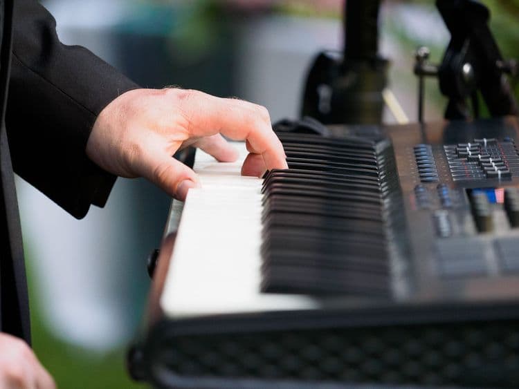 Düğünde Canlı Performans mı Çalma Listesi mi? Karar Vermenizi Kolaylaştıracak Gerçekçi Karşılaştırma — Düğün Müzikleri kategorisinde blog yazısı