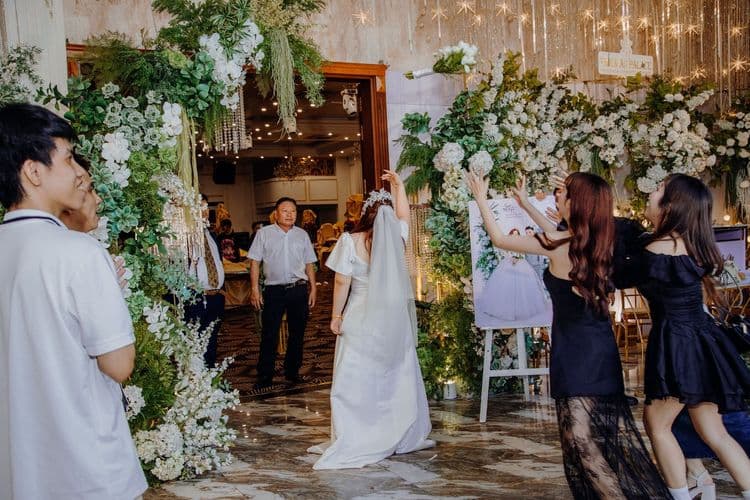 Salon Düğününde Misafir Fotoğrafları Neden Dış Mekandan Daha Kötü Çıkar? — Düğün Fotoğrafı Mekanları kategorisinde blog yazısı