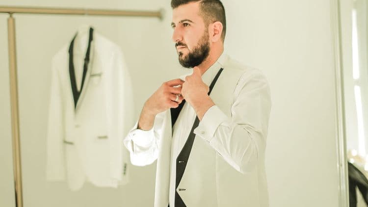Renkli ve Akışkan Damatlık Nasıl Seçilir? Prova Rehberi — Damatlık Trendleri kategorisinde blog yazısı